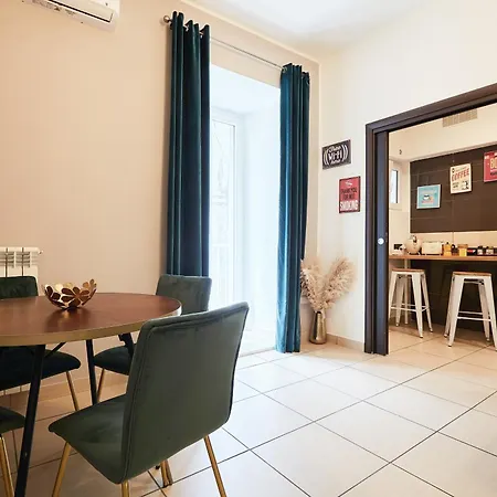 Vicky's Luxury By Napoliapartments * Naples